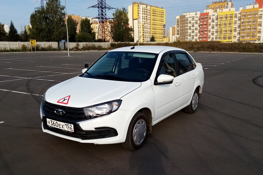 Учебный автомобиль автошколы «АвтоАкадемия»