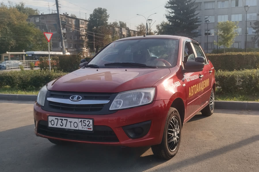 Учебный автомобиль автошколы «АвтоАкадемия»
