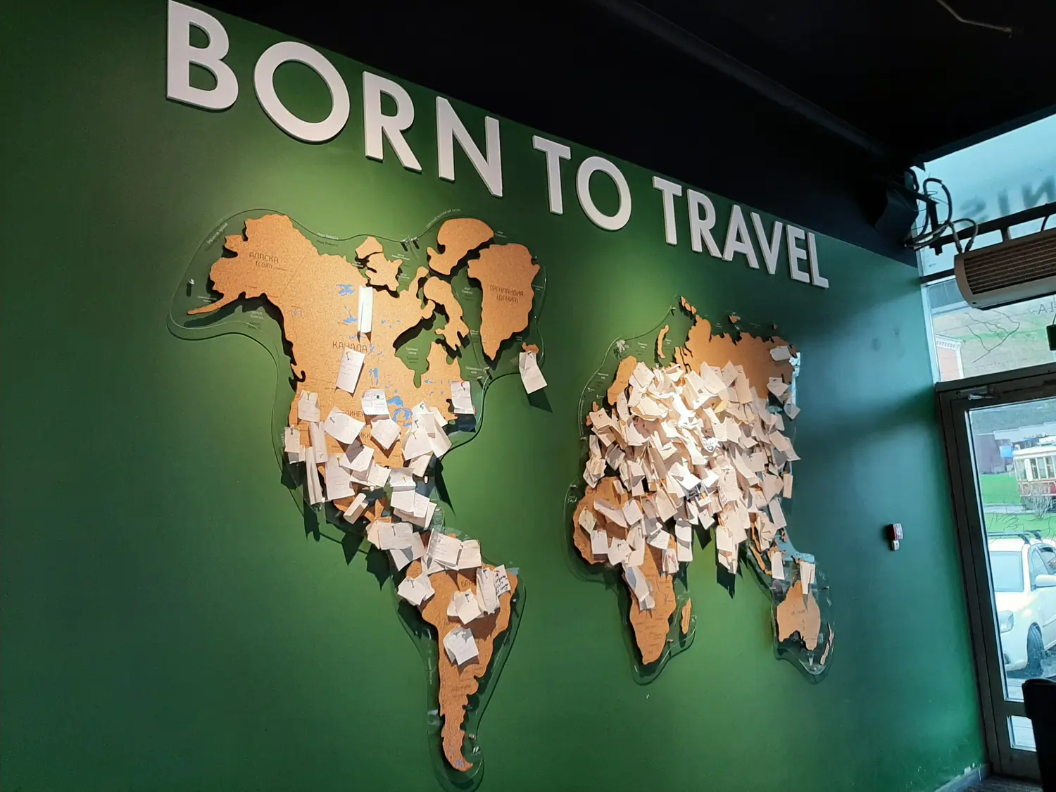Зелёная стена Born to travel: карта мира, собранная из чеков и записок гостей